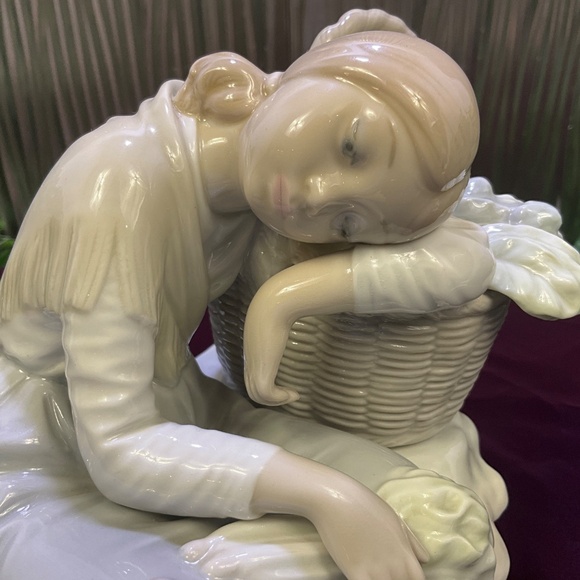 Lladro Figurine Girl Resting on Wicker Basket - Picture 6 of 7
